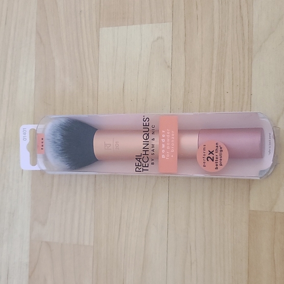 Real Techniques Powder Brush - Picture 6 of 7